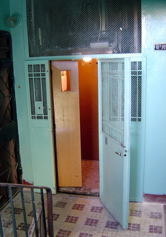 Кабина старого лифта 10