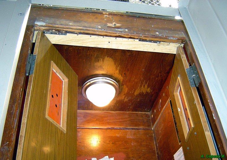 Кабина старого лифта